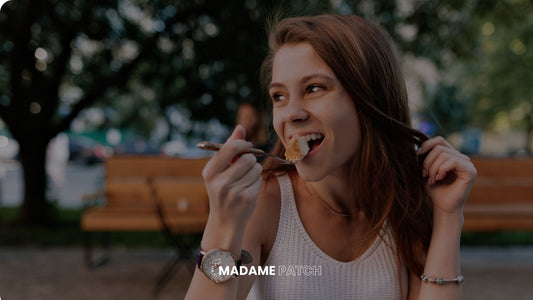 femme qui mange pendant ses règles douloureuses